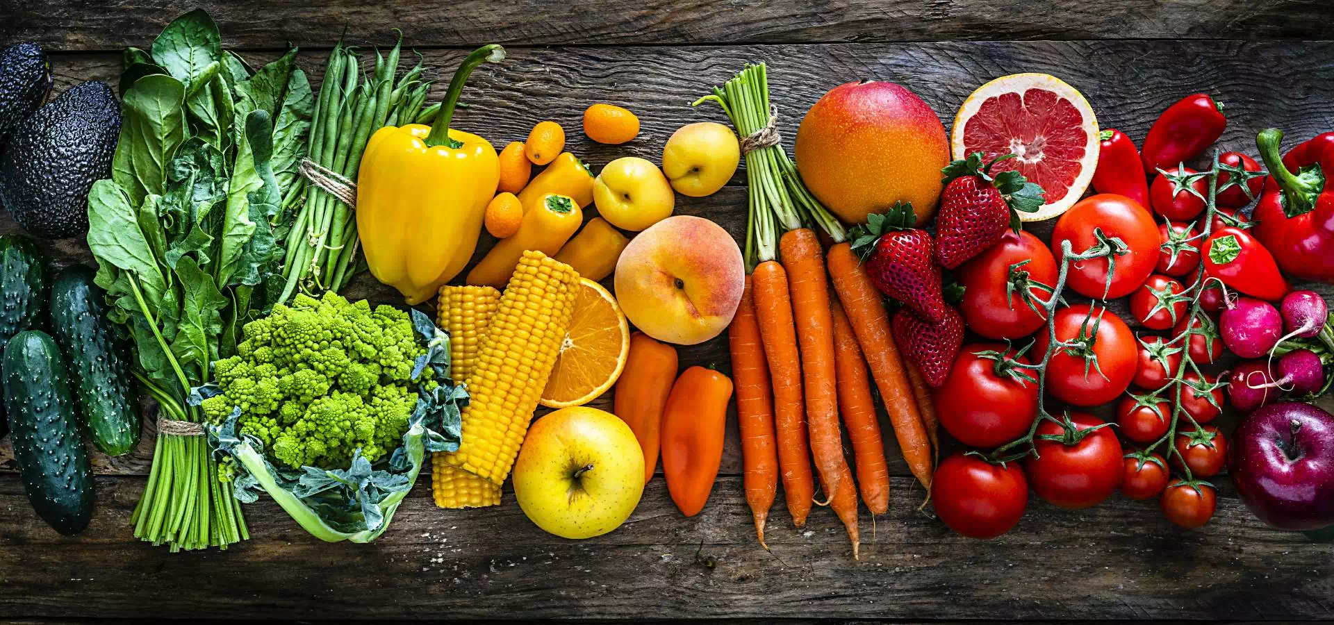 warzywa i owoce ułożone kolorystycznie 